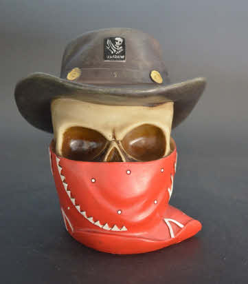 Spaarpot Outlaw - Stoere Schedel Spaarpot met Cowboyhoed en Rode Zakdoek, 14 x 15 x 16,5 cm
