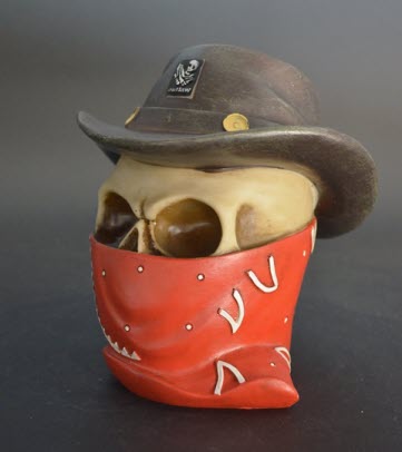 Spaarpot Outlaw - Stoere Schedel Spaarpot met Cowboyhoed en Rode Zakdoek, 14 x 15 x 16,5 cm