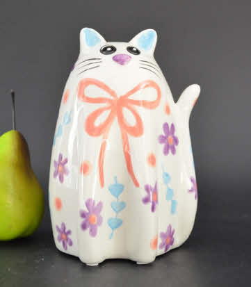 Pomme Pidou M - Spaarpot Cat Cleo, Whisker Whimsey, perzikkleurige strik